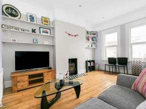 Pass the Keys Modern London Flat Steps from Tube & Cafés, London